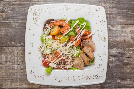 Салат Цезарь с креветками