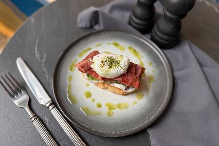 Тост с беконом и яйцом пашот