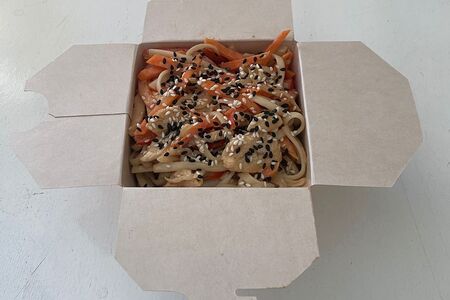 Лапша с курицей в остром соусе