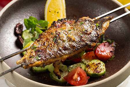 Шашлык из дорадо с овощным салатом