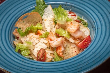 Салат Цезарь с креветками