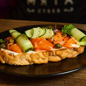 Брускетта с филе лосося и свежим огурцом