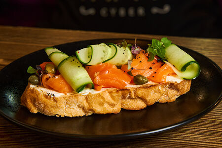 Брускетта с филе лосося и свежим огурцом