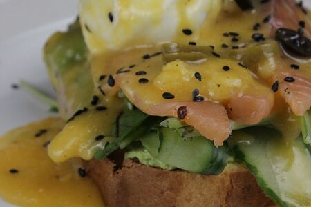 Чиабатта с лососем и яйцом пашот