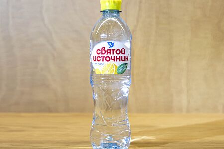 Вода негазированная Святой Источник со вкусом лимона