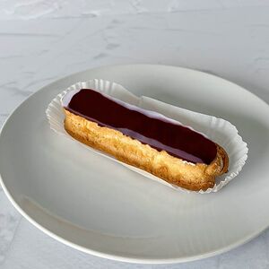Пирожное Эклер с шоколадным кремом