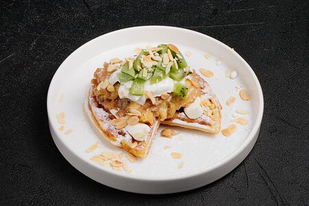 Вафля с карамелизированным бананом