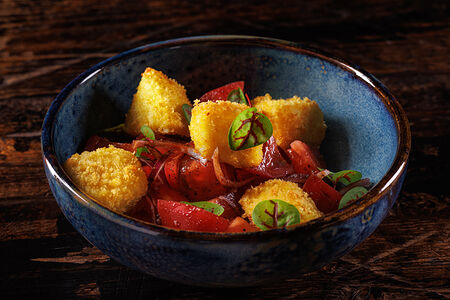 Салат с имеретинским сыром, свежими овощами и гранатовым соусом