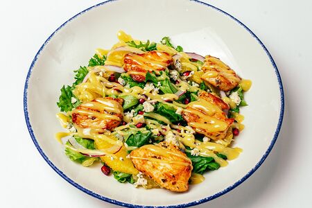 С куриным филе, апельсином, голубым сыром и медово-горчичным соусом