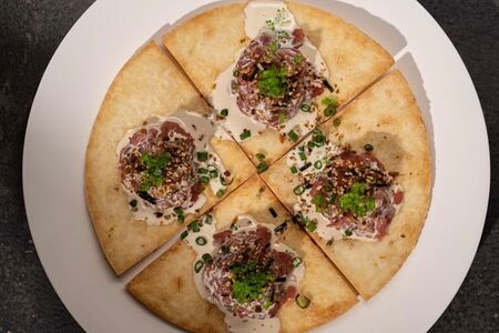 Хрустящий тунец, икра тобико и трюфельная заправка