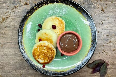 Сырники апельсиновые с ягодным соусом