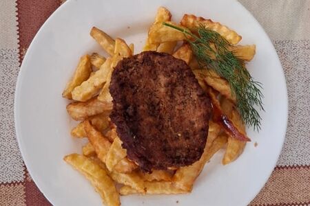 Картошка по-домашнему с котлетой