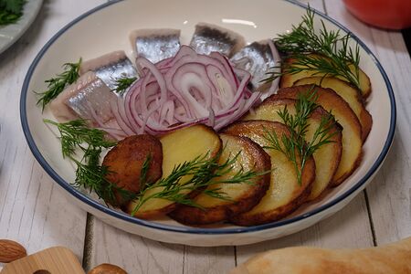 Сельдь с запеченным картофелем