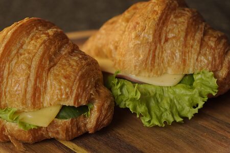 Сэндвич-круассан с говядиной и сыром