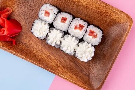 Маки-ролл с томатом и сливочным сыром