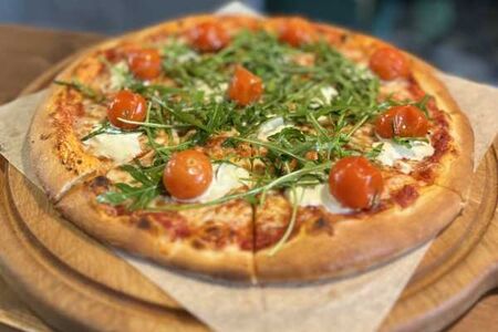 Пицца с руколой и пармезаном