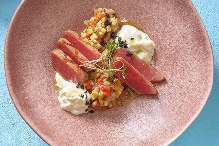 Салат с тунцом гриль