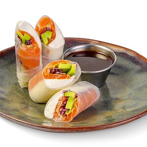 Спринг-ролл с лососем