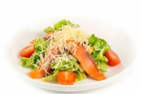 Салат Цезарь с копчёным лососем