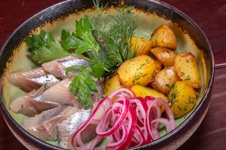 Сельдь слабой соли с молодым картофелем