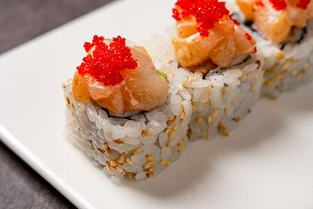 Ролл с гребешком и крабом