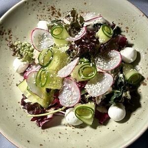 Зелёный салат с моцареллой