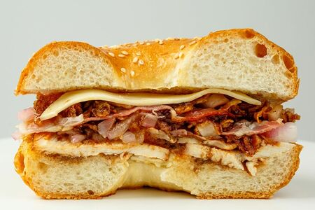 Бейгл с курицей и беконом