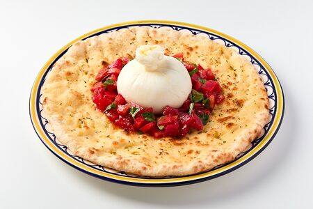 Фочачча с бурратой и томатами