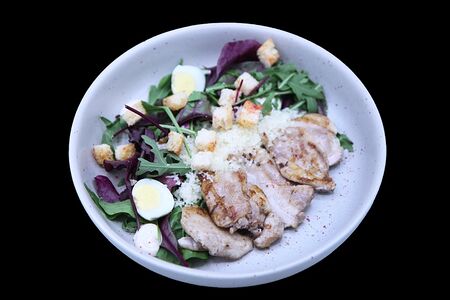 Салат Цезарь с куриным бедром
