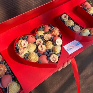 Клубника в бельгийском шоколаде I Love U красная 