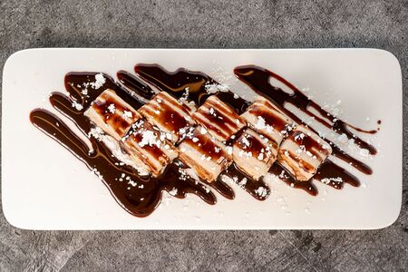 Сладкие роллы с шоколадным соусом