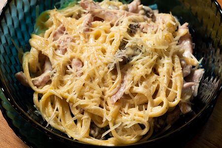 Паста с ветчиной и грибами в сливочном соусе