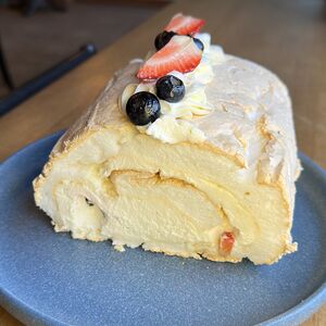 Меренговый рулет со свежими ягодами