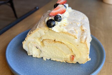 Меренговый рулет со свежими ягодами