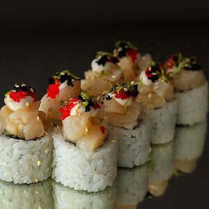 Ролл с тартаром из гребешка