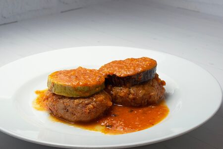 Тефтели с овощами в томатном соусе