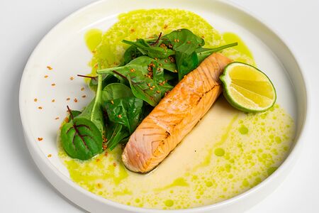 Стейк из лосося со шпинатом 