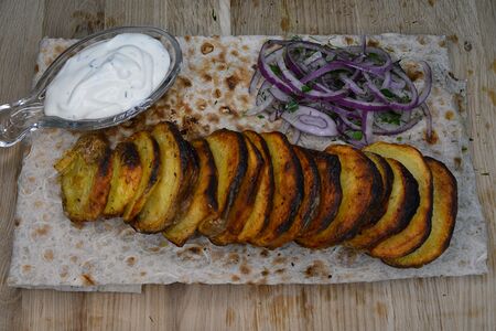 Печеный картофель на мангале 