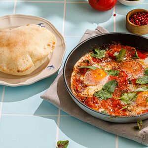 Шакшука с печеным перцем и томатами