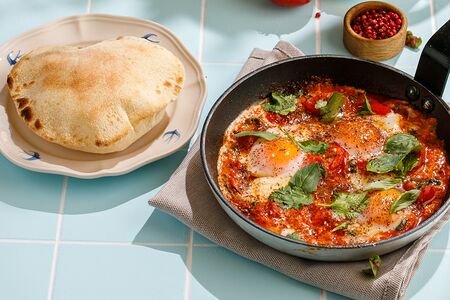 Шакшука с печеным перцем и томатами