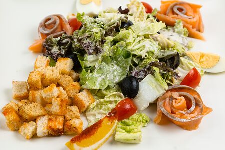 Салат Цезарь с лососем