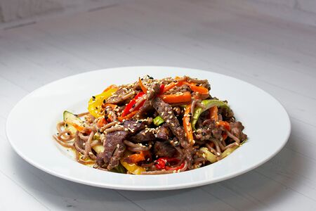 Соба с говядиной и овощами