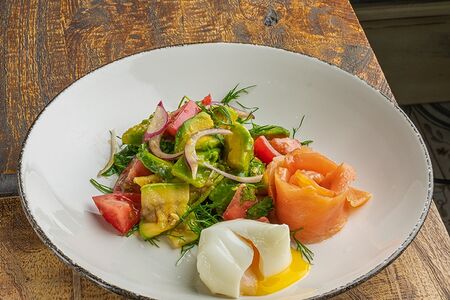 Лосось с цукини и авокадо