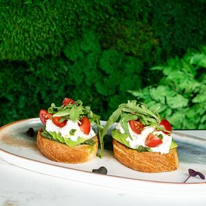 Брускетты со страчателлой и соусом песто