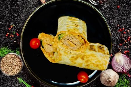 Люля-кебаб из курицы в лаваше на углях