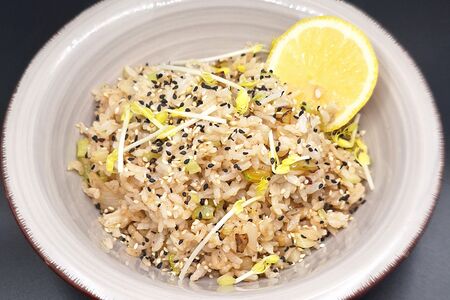 Жареный рис с овощами и креветками