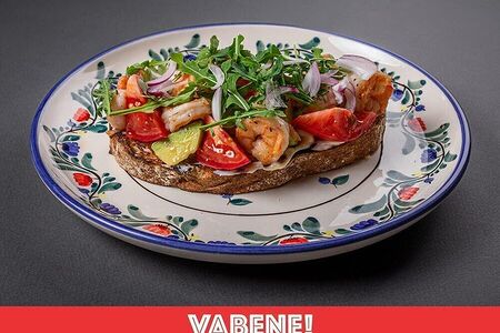 Брускетта с креветками и авокадо