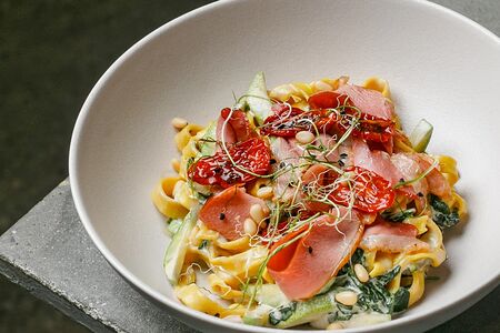 Паста с утиной грудкой и шпинатом в сливочном соусе