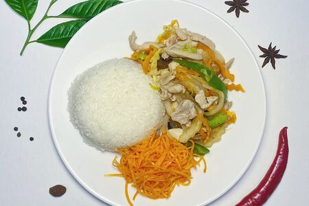 Ком Га Сао - Рис с куриным филе и овощами 