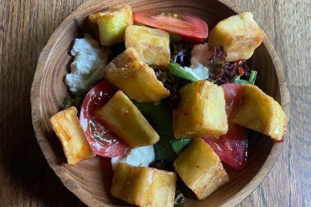 Теплый салат с хрустящими баклажанами и страчателлой